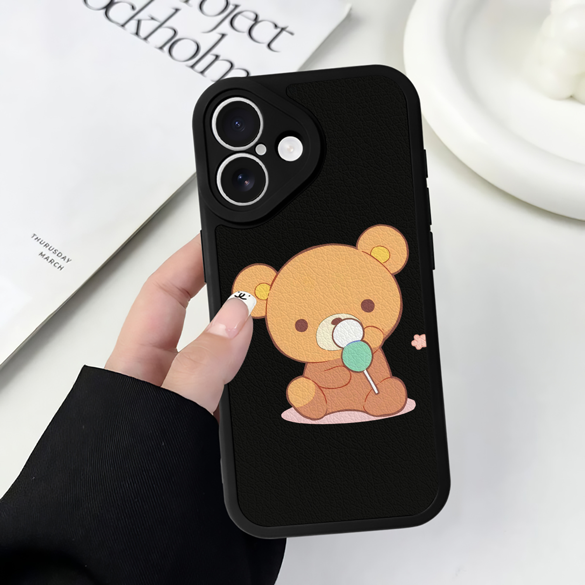 （画像用） リラックマ リラックマ キイロイトリ Rilakkuma Korilakkuma Kiiroitori 【iPhone 16シリーズ対応】シリコンスマホケース（レザー調） 材質：シリコン